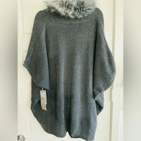 Bagatelle Woman's XL Gray Wool Blend Faux Fur Collar With Pockets Poncho NWT - Picture 2 of 3